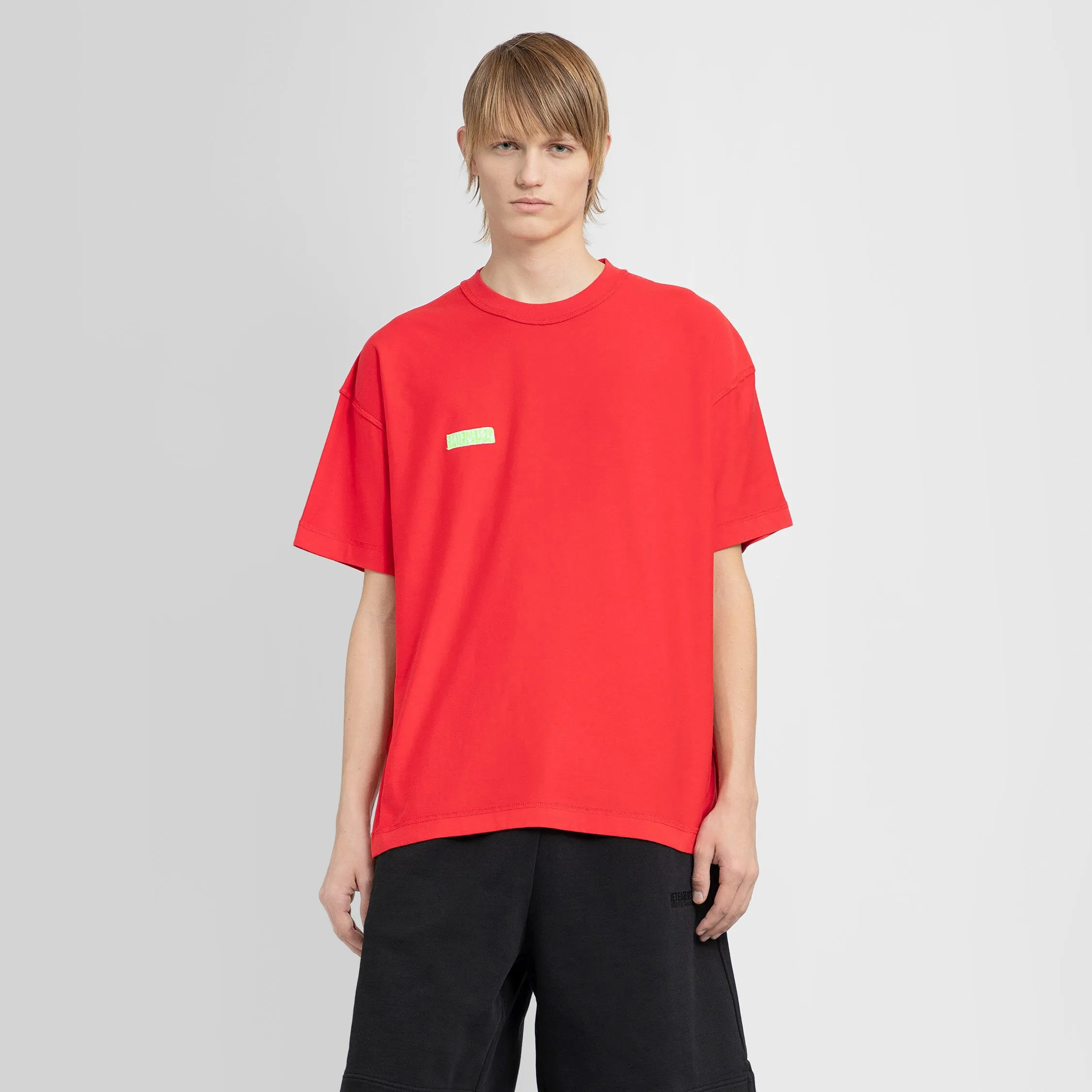 VETEMENTS MAN RED T-SHIRTS & TANK TOPS