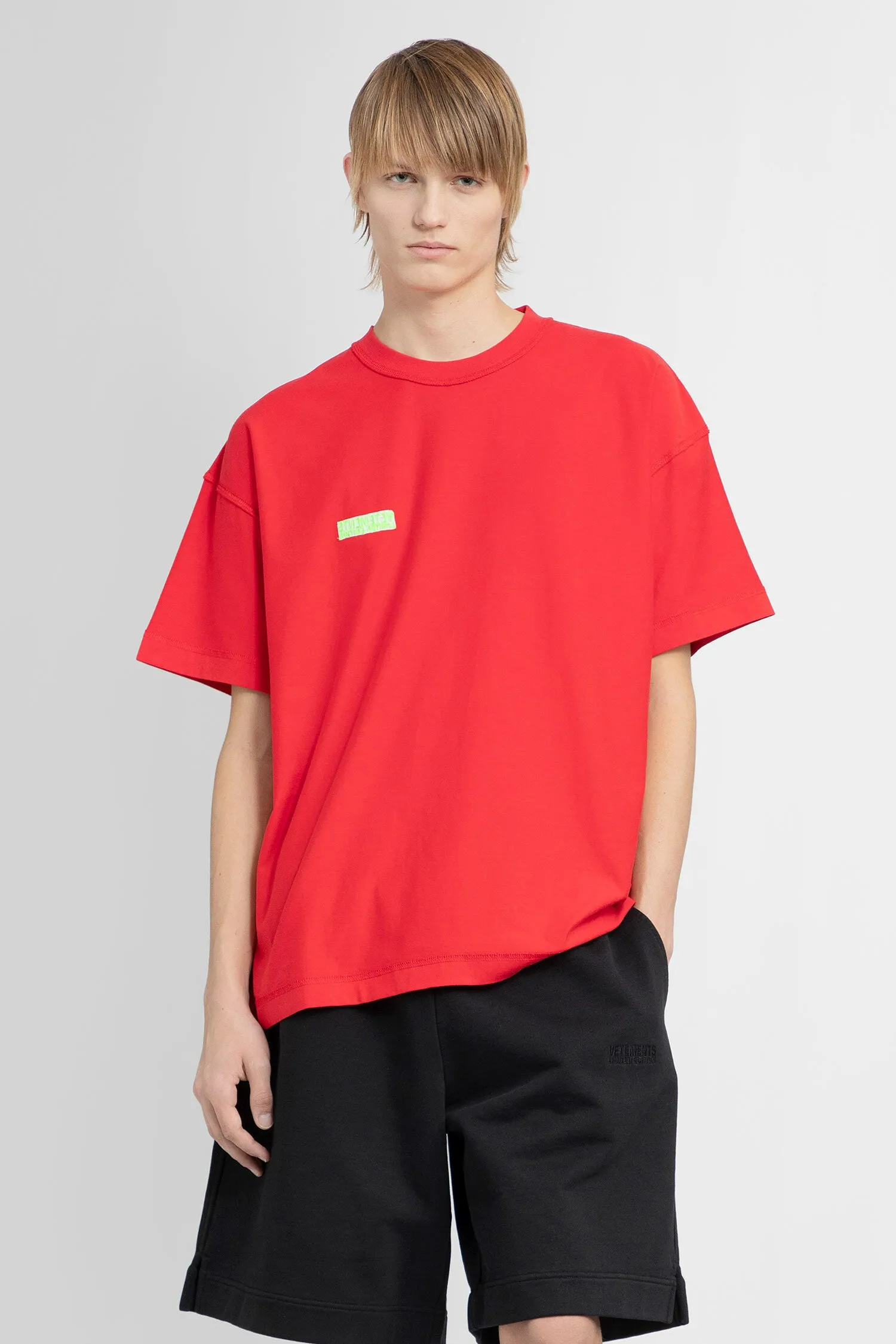 VETEMENTS MAN RED T-SHIRTS & TANK TOPS